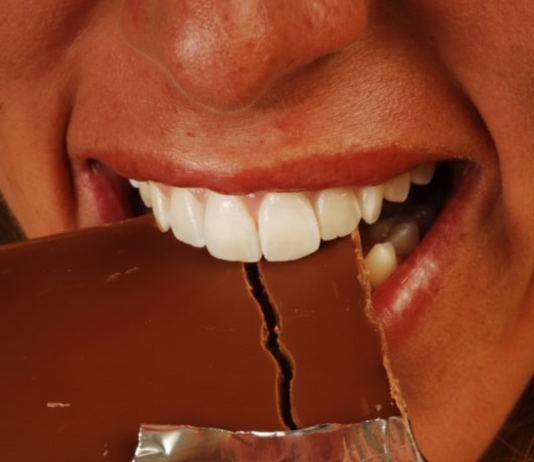 Beograđanka htela da se zasladi čokoladom pa joj preselo: Pored lešnika pronašla i neželjeno punjene, ovo je migoljilo po slatkišu! (FOTO) Beograđanka htela da se zasladi čokoladom pa joj preselo: Pored lešnika pronašla i neželjeno punjene, ovo je migoljilo po slatkišu! (FOTO)