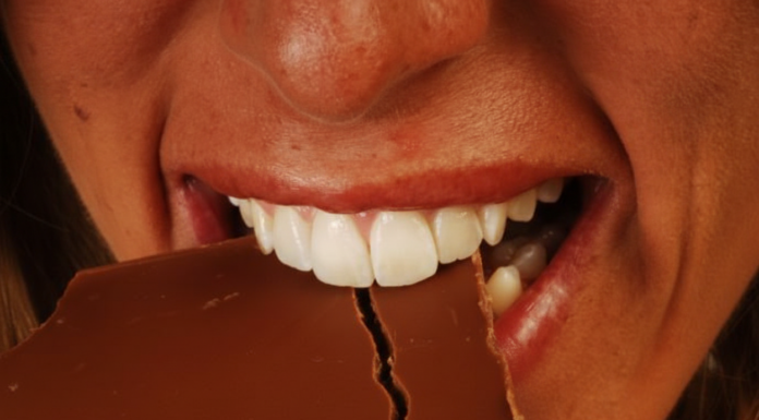 Beograđanka htela da se zasladi čokoladom pa joj preselo: Pored lešnika pronašla i neželjeno punjene, ovo je migoljilo po slatkišu! (FOTO) Beograđanka htela da se zasladi čokoladom pa joj preselo: Pored lešnika pronašla i neželjeno punjene, ovo je migoljilo po slatkišu! (FOTO)