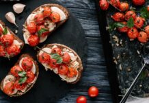 Brusketi sa čeri paradajzom i krem sirom Brusketi sa čeri paradajzom i krem sirom