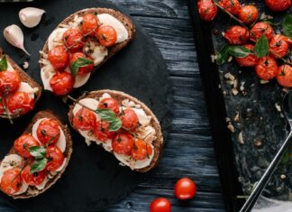 Brusketi sa čeri paradajzom i krem sirom Brusketi sa čeri paradajzom i krem sirom