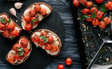 Brusketi sa čeri paradajzom i krem sirom Brusketi sa čeri paradajzom i krem sirom