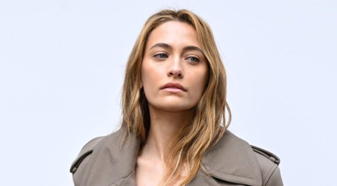 Ćerka Majkla Džeksona sumanuto ide Parizom, drastično smršala, a mnogi misle na najgore: Otac joj obezbedio sve, ali nikako da se pronađe Ćerka Majkla Džeksona sumanuto ide Parizom, drastično smršala, a mnogi misle na najgore: Otac joj obezbedio sve, ali nikako da se pronađe