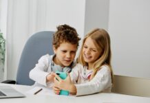 Deca koja provode više od 4 sata dnevno ispred ekrana imaju veći rizik od depresije Deca koja provode više od 4 sata dnevno ispred ekrana imaju veći rizik od depresije