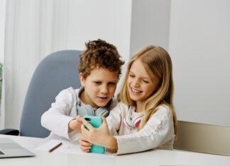 Deca koja provode više od 4 sata dnevno ispred ekrana imaju veći rizik od depresije Deca koja provode više od 4 sata dnevno ispred ekrana imaju veći rizik od depresije