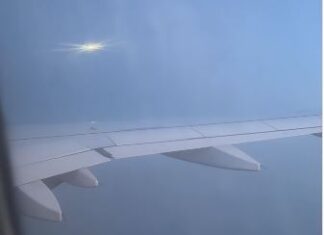 Denis je leteo avionom, kada je primetio blješteću kuglu koja se približava: Jeziv prizor koji je snimio zaledio je sve Denis je leteo avionom, kada je primetio blješteću kuglu koja se približava: Jeziv prizor koji je snimio zaledio je sve