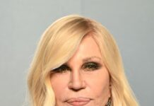 Donatela Versače se taman sredila od operacija, a sada ponovo srozala ono što je jedva napravila: Svet gleda u njeno lice i ne veruje Donatela Versače se taman sredila od operacija, a sada ponovo srozala ono što je jedva napravila: Svet gleda u njeno lice i ne veruje