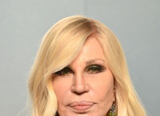 Donatela Versače se taman sredila od operacija, a sada ponovo srozala ono što je jedva napravila: Svet gleda u njeno lice i ne veruje Donatela Versače se taman sredila od operacija, a sada ponovo srozala ono što je jedva napravila: Svet gleda u njeno lice i ne veruje