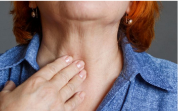 Evo kako zategnuti vrat i podbradak na prirodan način: Žene koje redovno praktikuju ove 3 stvari nemaju naboranu kožu u toj regiji ni posle 50. godine Evo kako zategnuti vrat i podbradak na prirodan način: Žene koje redovno praktikuju ove 3 stvari nemaju naboranu kožu u toj regiji ni posle 50. godine