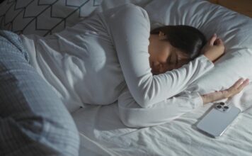 Evo kakve posledice po ceo organizam ima spavanje pored mobilnog: Nema veze sa zračenjem, nego nečim sasvim drugim Evo kakve posledice po ceo organizam ima spavanje pored mobilnog: Nema veze sa zračenjem, nego nečim sasvim drugim