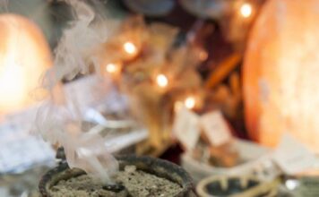 Evo zašto svaki čovek treba da okadi kuću i kako ispravno to da uradi: Veruje se da posebno u ovim momentima štiti ukućane od zlobe Evo zašto svaki čovek treba da okadi kuću i kako ispravno to da uradi: Veruje se da posebno u ovim momentima štiti ukućane od zlobe