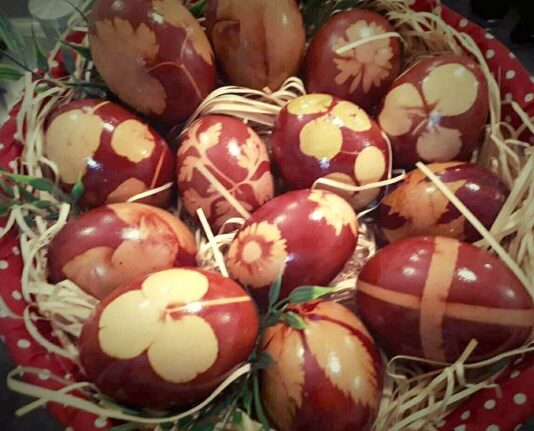 Farbanje jaja lukovinom: Najjednostavnija metoda stara preko 100 godina Farbanje jaja lukovinom: Najjednostavnija metoda stara preko 100 godina