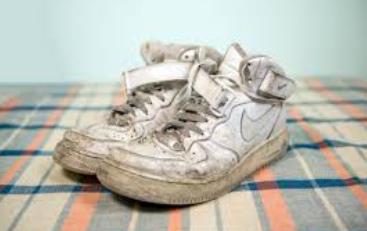 Kako očistiti patike, a ne prati ih u veš-mašini: Potrebna su 2 sastojka i blistaće Kako očistiti patike, a ne prati ih u veš-mašini: Potrebna su 2 sastojka i blistaće