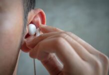 Kako se pravilno čiste slušalice za uši: Ozbiljni zdravstveni problemi nastaju ako ovo ne radite Kako se pravilno čiste slušalice za uši: Ozbiljni zdravstveni problemi nastaju ako ovo ne radite