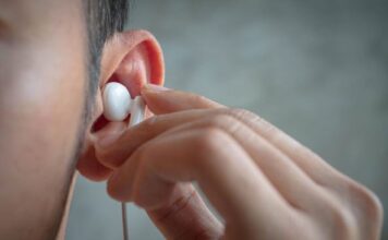 Kako se pravilno čiste slušalice za uši: Ozbiljni zdravstveni problemi nastaju ako ovo ne radite Kako se pravilno čiste slušalice za uši: Ozbiljni zdravstveni problemi nastaju ako ovo ne radite