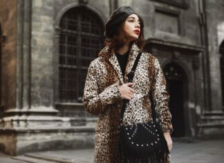 Kaput koji je čista elegancija: Svaka žena treba da poseduje ovaj klasični odraz luksuza Kaput koji je čista elegancija: Svaka žena treba da poseduje ovaj klasični odraz luksuza