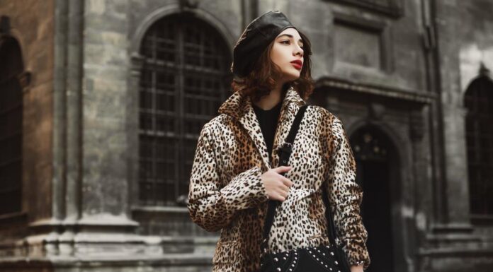 Kaput koji je čista elegancija: Svaka žena treba da poseduje ovaj klasični odraz luksuza Kaput koji je čista elegancija: Svaka žena treba da poseduje ovaj klasični odraz luksuza