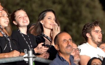 Kažu da Bred Pitu nije ni do kolena, ali i da ima “ono nešto”: Dugo se spekuliše da je on novi dečko Anđeline Džoli Kažu da Bred Pitu nije ni do kolena, ali i da ima "ono nešto": Dugo se spekuliše da je on novi dečko Anđeline Džoli