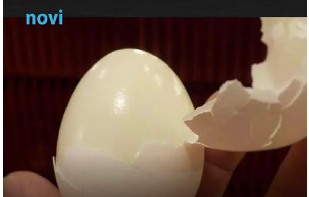 Kuhana jaja se ljušte u jednom potezu: Samo dodajte 1 sastojak u vodu i ljuska spada sama Kuhana jaja se ljušte u jednom potezu: Samo dodajte 1 sastojak u vodu i ljuska spada sama