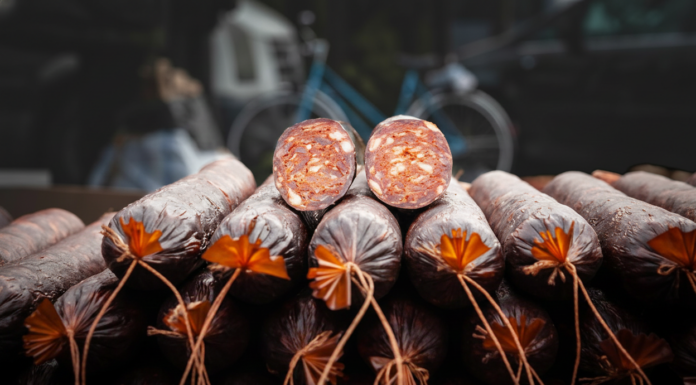 Kupila kobasicu, a kada je stigla kući otkrila nešto šokantno: “Da bude gore, nije se videlo spolja” Kupila kobasicu, a kada je stigla kući otkrila nešto šokantno: “Da bude gore, nije se videlo spolja”