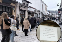 Ljudi u redovima čekaju na karte za koncert Dine Merlina, iznenadio ih natpis na biletarnici Ljudi u redovima čekaju na karte za koncert Dine Merlina, iznenadio ih natpis na biletarnici