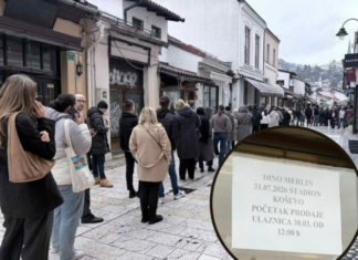 Ljudi u redovima čekaju na karte za koncert Dine Merlina, iznenadio ih natpis na biletarnici Ljudi u redovima čekaju na karte za koncert Dine Merlina, iznenadio ih natpis na biletarnici