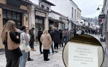 Ljudi u redovima čekaju na karte za koncert Dine Merlina, iznenadio ih natpis na biletarnici Ljudi u redovima čekaju na karte za koncert Dine Merlina, iznenadio ih natpis na biletarnici