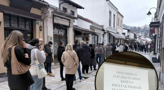 Ljudi u redovima čekaju na karte za koncert Dine Merlina, iznenadio ih natpis na biletarnici Ljudi u redovima čekaju na karte za koncert Dine Merlina, iznenadio ih natpis na biletarnici