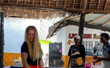 Majka i ćerka prodale su dvosoban stan da bi uplovile u ljubavnu vezu sa članovima Masai plemena: Ono što su im momci priredili pamtiće do groba Majka i ćerka prodale su dvosoban stan da bi uplovile u ljubavnu vezu sa članovima Masai plemena: Ono što su im momci priredili pamtiće do groba