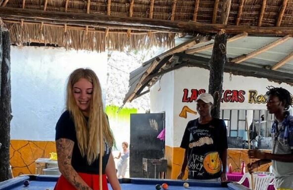 Majka i ćerka prodale su dvosoban stan da bi uplovile u ljubavnu vezu sa članovima Masai plemena: Ono što su im momci priredili pamtiće do groba Majka i ćerka prodale su dvosoban stan da bi uplovile u ljubavnu vezu sa članovima Masai plemena: Ono što su im momci priredili pamtiće do groba