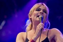 Na vrhuncu svoje slave se povukla iz misterioznih okolnosti, a onda je frapantna istina pevačice otkrivena 10 godina kasnije: Ono što joj se desilo ledi krv Na vrhuncu svoje slave se povukla iz misterioznih okolnosti, a onda je frapantna istina pevačice otkrivena 10 godina kasnije: Ono što joj se desilo ledi krv