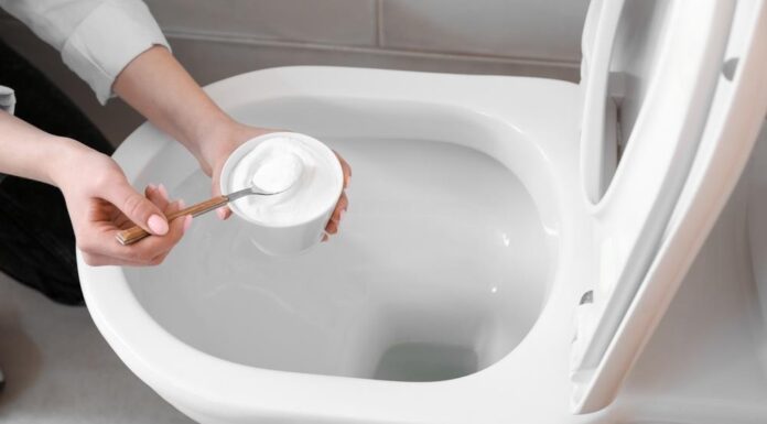 Otkrila sam jeftin i neverovatan način da lako očistim wc šolju: 1 kašika ovog praha uklanja i kamenac Otkrila sam jeftin i neverovatan način da lako očistim wc šolju: 1 kašika ovog praha uklanja i kamenac