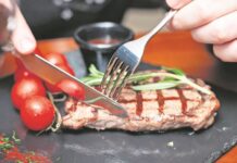 Ova greška prilikom pečenja mesa i ribe stvara loš holesterol: Otkriva čuvena kuvarica Ljubica Komlenić Ova greška prilikom pečenja mesa i ribe stvara loš holesterol: Otkriva čuvena kuvarica Ljubica Komlenić