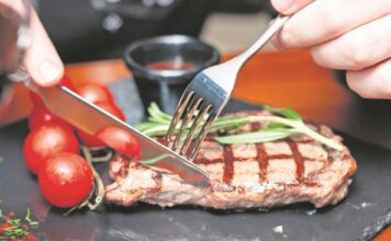 Ova greška prilikom pečenja mesa i ribe stvara loš holesterol: Otkriva čuvena kuvarica Ljubica Komlenić Ova greška prilikom pečenja mesa i ribe stvara loš holesterol: Otkriva čuvena kuvarica Ljubica Komlenić