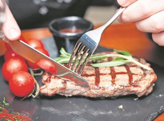 Ova greška prilikom pečenja mesa i ribe stvara loš holesterol: Otkriva čuvena kuvarica Ljubica Komlenić Ova greška prilikom pečenja mesa i ribe stvara loš holesterol: Otkriva čuvena kuvarica Ljubica Komlenić