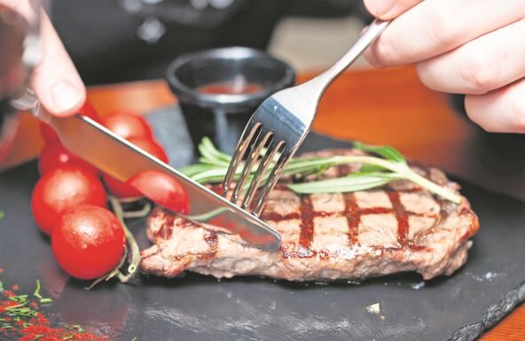 Ova greška prilikom pečenja mesa i ribe stvara loš holesterol: Otkriva čuvena kuvarica Ljubica Komlenić Ova greška prilikom pečenja mesa i ribe stvara loš holesterol: Otkriva čuvena kuvarica Ljubica Komlenić