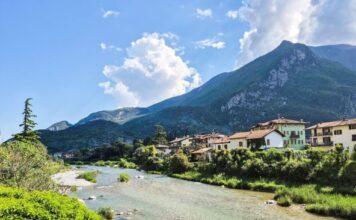 Ovaj grad u Evropi nudi 100 000 evra da se preselite i kupite nekretninu za 1 evro: Jedno je od najlepših mesta na svetu, ali ima caka Ovaj grad u Evropi nudi 100 000 evra da se preselite i kupite nekretninu za 1 evro: Jedno je od najlepših mesta na svetu, ali ima caka