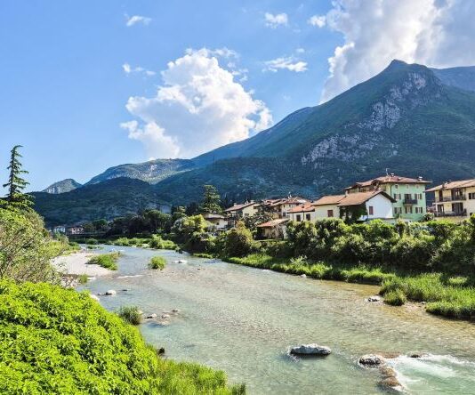 Ovaj grad u Evropi nudi 100 000 evra da se preselite i kupite nekretninu za 1 evro: Jedno je od najlepših mesta na svetu, ali ima caka Ovaj grad u Evropi nudi 100 000 evra da se preselite i kupite nekretninu za 1 evro: Jedno je od najlepših mesta na svetu, ali ima caka