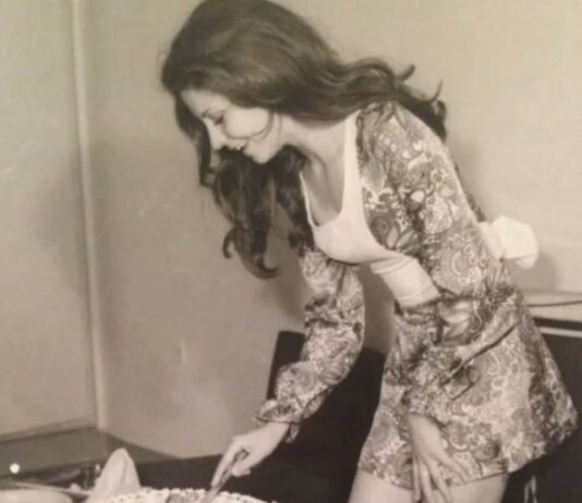 Ovako su žene u Iranu izgledale pre Islamske revolucije: Slike u kupćem kostimu i mini suknjama izazivaju šok i nevericu Ovako su žene u Iranu izgledale pre Islamske revolucije: Slike u kupćem kostimu i mini suknjama izazivaju šok i nevericu