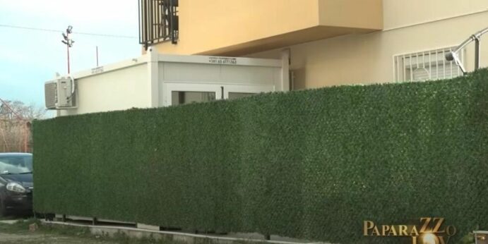 Ovo je kuća famozne Tee Tairović: Ovdje pjevačica živi sa majkom, sirotinjski PVC kontejner daleko od centra grada Ovo je kuća famozne Tee Tairović: Ovdje pjevačica živi sa majkom, sirotinjski PVC kontejner daleko od centra grada