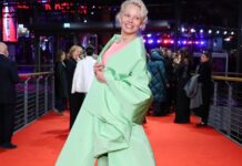 Pamela Anderson donela je proleće na crveni tepih Berlinala Pamela Anderson donela je proleće na crveni tepih Berlinala