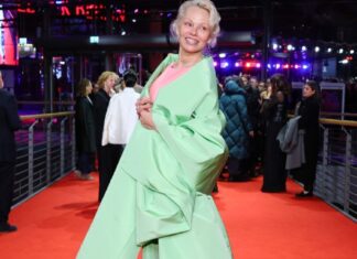 Pamela Anderson donela je proleće na crveni tepih Berlinala Pamela Anderson donela je proleće na crveni tepih Berlinala