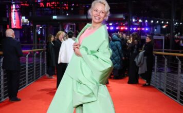 Pamela Anderson donela je proleće na crveni tepih Berlinala Pamela Anderson donela je proleće na crveni tepih Berlinala
