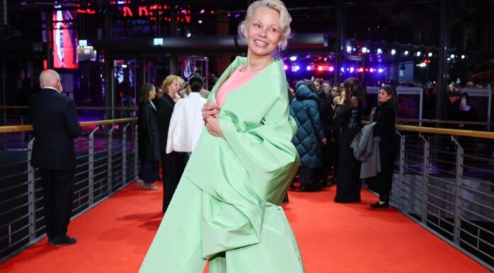 Pamela Anderson donela je proleće na crveni tepih Berlinala Pamela Anderson donela je proleće na crveni tepih Berlinala
