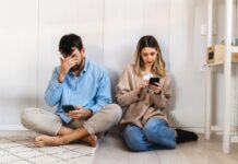 Phubbing: mala navika koja može ozbiljno da naruši vašu vezu Phubbing: mala navika koja može ozbiljno da naruši vašu vezu