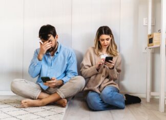 Phubbing: mala navika koja može ozbiljno da naruši vašu vezu Phubbing: mala navika koja može ozbiljno da naruši vašu vezu