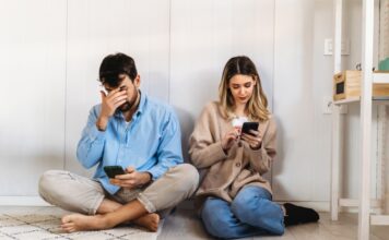 Phubbing: mala navika koja može ozbiljno da naruši vašu vezu Phubbing: mala navika koja može ozbiljno da naruši vašu vezu