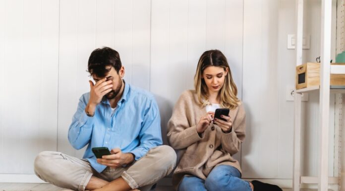 Phubbing: mala navika koja može ozbiljno da naruši vašu vezu Phubbing: mala navika koja može ozbiljno da naruši vašu vezu