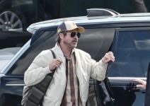 Popustio botoks Bred Pita: Paparaco forografije pokazale kako zaista izgleda lice slavnog glumca u 62. godini dok uživa u Grčkoj Popustio botoks Bred Pita: Paparaco forografije pokazale kako zaista izgleda lice slavnog glumca u 62. godini dok uživa u Grčkoj