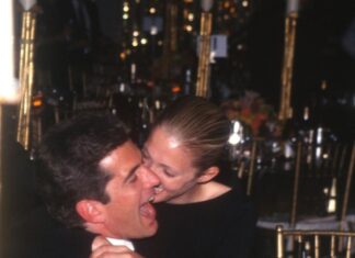 Prokletstvo Kenedijevih počelo je od postupka jednog čoveka: Rođenu ćerku zatvorio u ludnicu na 50 godina, a onda… Prokletstvo Kenedijevih počelo je od postupka jednog čoveka: Rođenu ćerku zatvorio u ludnicu na 50 godina, a onda...