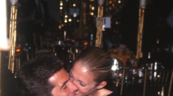 Prokletstvo Kenedijevih počelo je od postupka jednog čoveka: Rođenu ćerku zatvorio u ludnicu na 50 godina, a onda… Prokletstvo Kenedijevih počelo je od postupka jednog čoveka: Rođenu ćerku zatvorio u ludnicu na 50 godina, a onda...